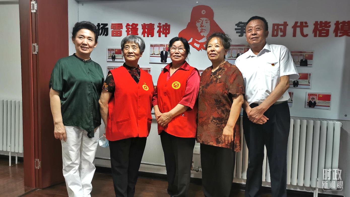2021年8月，習(xí)近平到承德濱河社區(qū)居家養(yǎng)老服務(wù)中心調(diào)研。這是服務(wù)中心的志愿者代表。（總臺(tái)央視記者覃思拍攝）