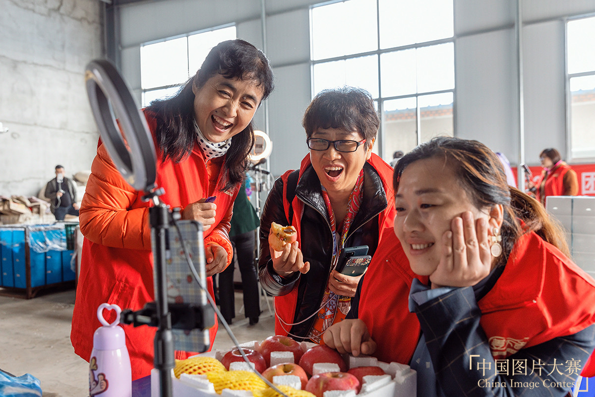 公益直播 愛心助農(nóng)致富路