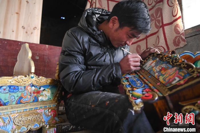 圖為拉薩手藝人制作年貨“切瑪盒”?！∝暩聛?lái)松 攝