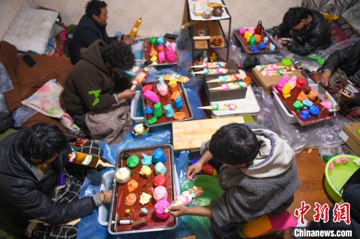 圖為拉薩手藝人制作年貨酥油花?！∝暩聛?lái)松 攝