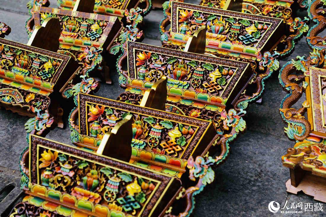 年貨市場上的切瑪盒。（切瑪盒是藏歷新年吉祥物，是在精制斗型木盒中用隔板分開，分別盛入炒麥粒和糌粑，插上“仔卓”，象征著人壽年豐、吉祥如意。）人民網(wǎng) 次仁羅布攝