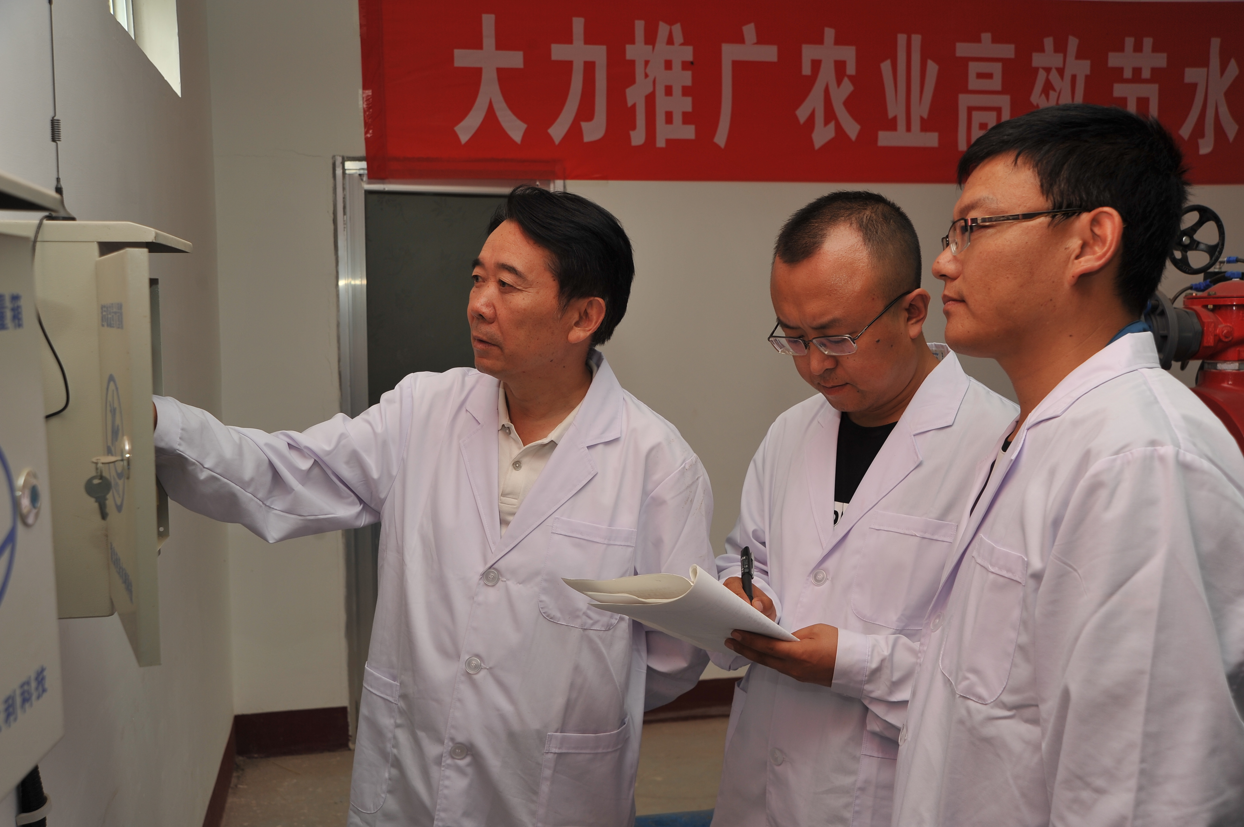 工作中的馬忠明(左) (受訪(fǎng)者供圖)