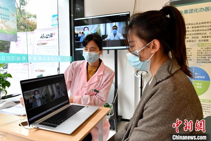 圖為社區(qū)居民遠(yuǎn)程問(wèn)診?！蚊?攝