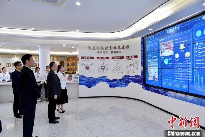 圖為與會(huì)來(lái)賓參觀福州中天社區(qū)?！蚊?攝