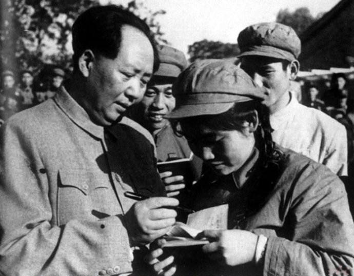 1952年，毛澤東為志愿軍歸國代表團文藝戰(zhàn)士代表謝秀民簽名留念。