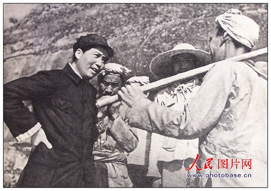 1939年，毛澤東同志在延安和楊家?guī)X農(nóng)民親切談話。