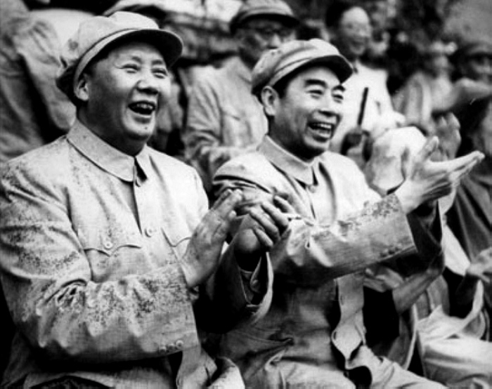 1952年，毛主席在北京與周總理冒雨觀看解放軍體育比賽。