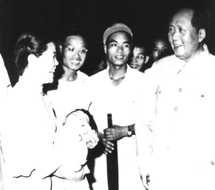 1957年，毛主席在湖北武漢長江大橋上與群眾交談。