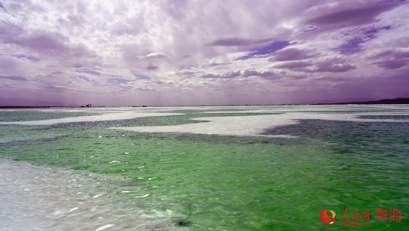 陽(yáng)光映照下的翡翠湖。人民網(wǎng) 況玉攝