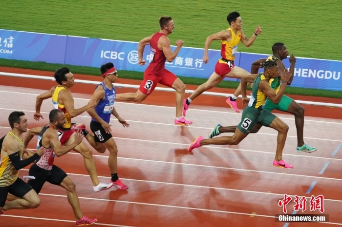 8月2日，第31屆世界大學(xué)生夏季運(yùn)動(dòng)會(huì)男子100米決賽在四川成都舉行，牙買(mǎi)加選手GOLDSON Kadrian dwayne(右一)以10秒04奪得男子百米冠軍。<a target='_blank' href='/'><p  align=