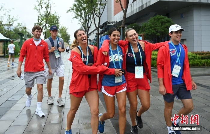 美國運(yùn)動(dòng)員在村內(nèi)開心漫步。<a target='_blank' href='/'><p  align=