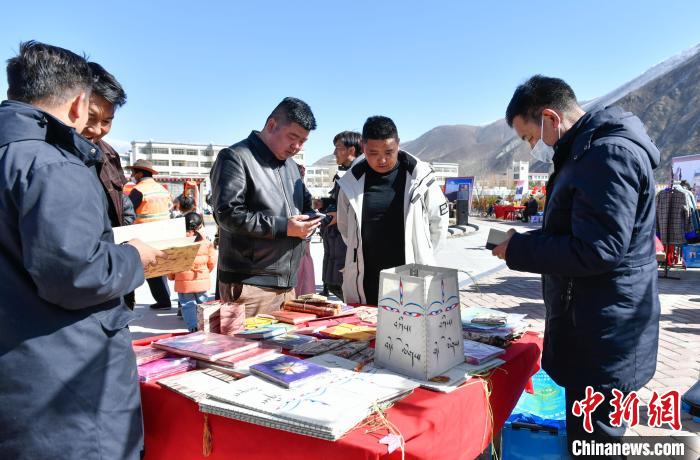圖為展銷會(huì)現(xiàn)場(chǎng)。　貢嘎來(lái)松 攝