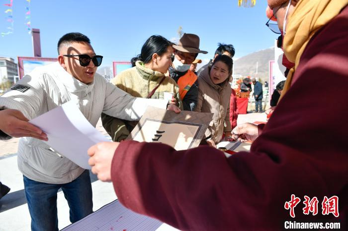圖為展銷會(huì)現(xiàn)場(chǎng)。　貢嘎來(lái)松 攝