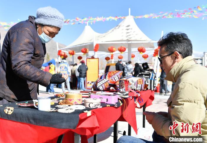 圖為展銷會(huì)現(xiàn)場(chǎng)?！∝暩聛?lái)松 攝