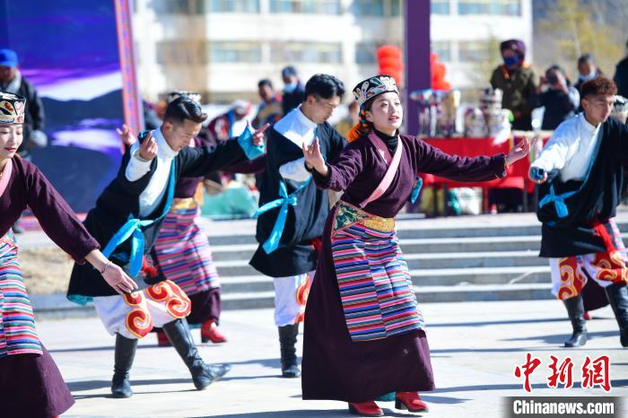 圖為藝術(shù)團(tuán)表演“扎西果諧”?！∝暩聛?lái)松 攝