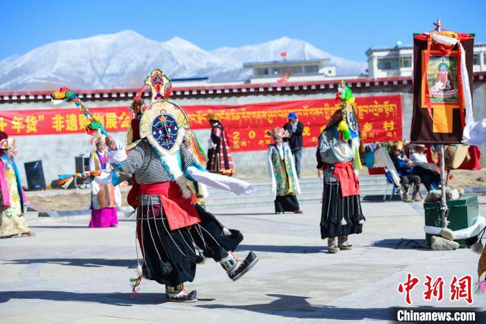 圖為藏戲非遺展演現(xiàn)場?！∝暩聛硭?攝