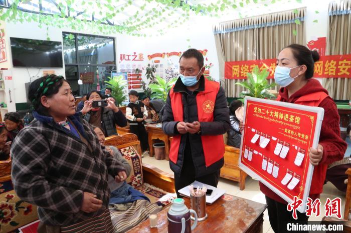 圖為瓊結(jié)縣村民參與問答?！愔闈扇?攝