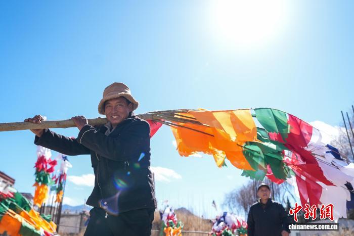 （新春走基層）縫制五彩經(jīng)幡樹迎接藏歷新年