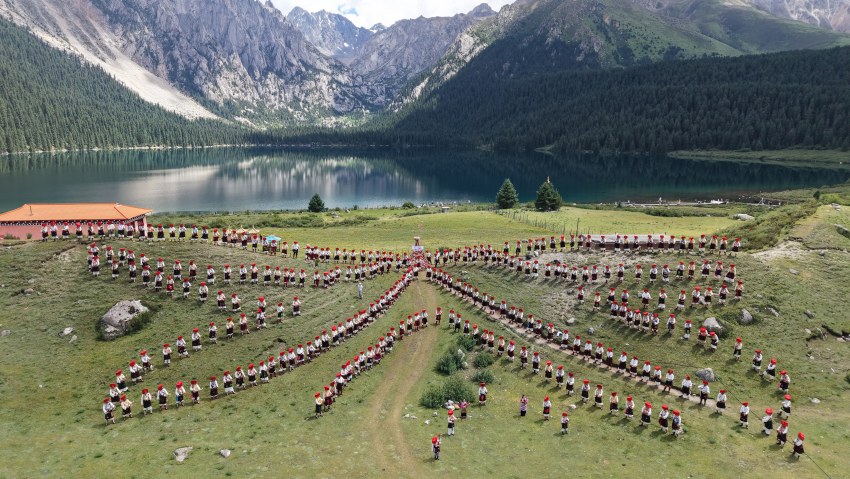 “最大規(guī)模弦胡演奏”世界紀(jì)錄挑戰(zhàn)現(xiàn)場(chǎng)。巴塘縣委宣傳部供圖