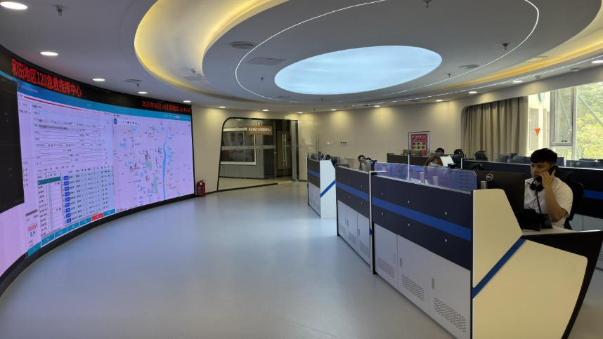 和田地區(qū)120急救指揮中心。人民網(wǎng)記者 焦磊攝